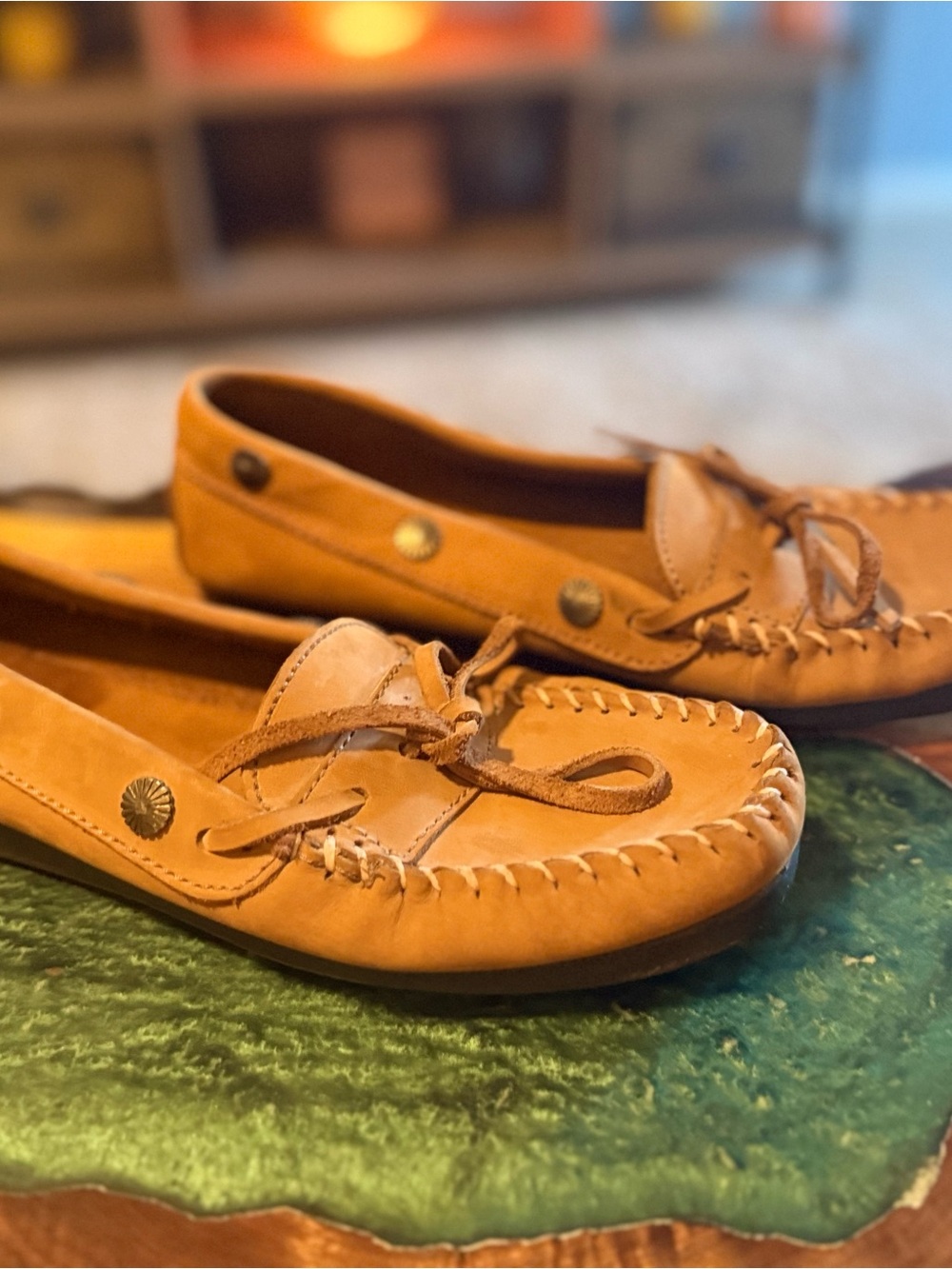 Women’s Tan Minnetonka Soft Suede Slip On Moccasin Loafers - Sz 10 - Pre Loved! - Picture 5 of 9